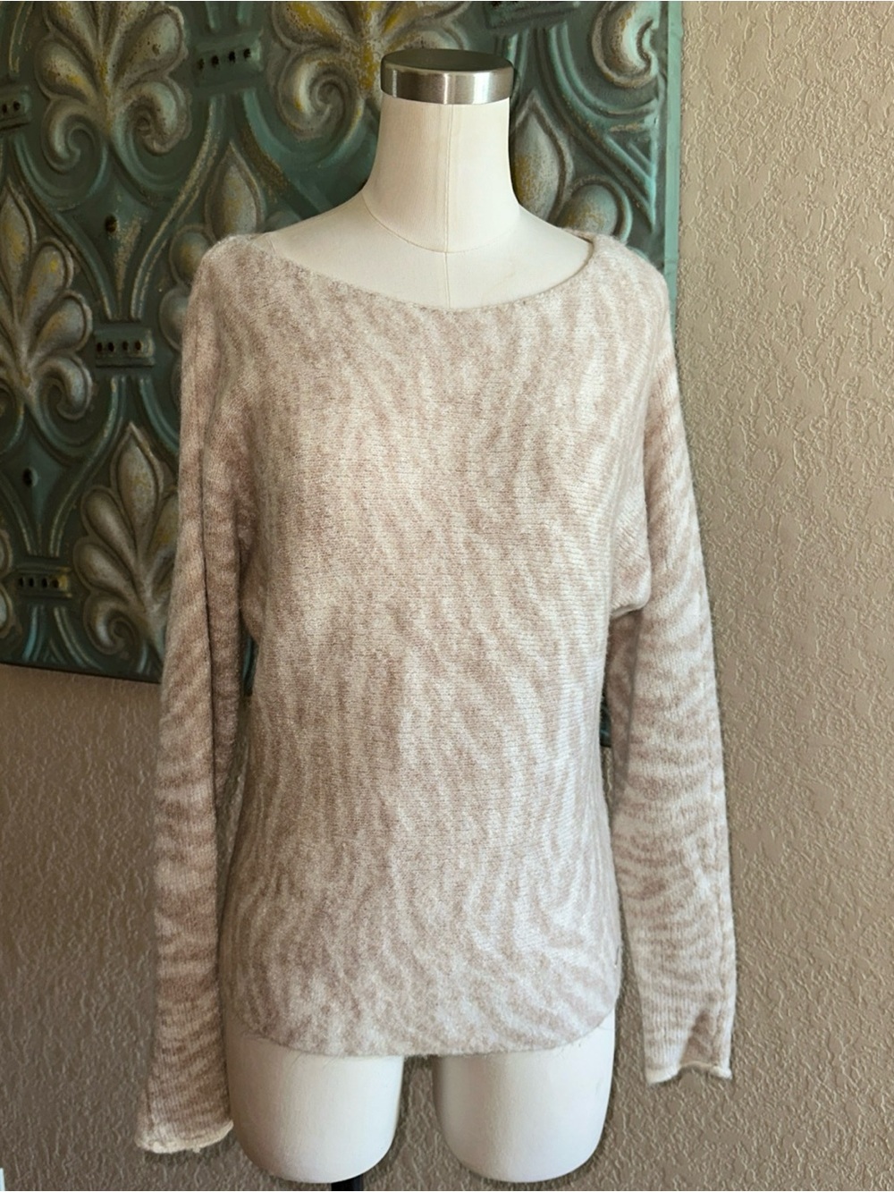 Abercrombie & Fitch Womens Fuzzy Zebra Sweater Beige Cream Animal Print Y2K